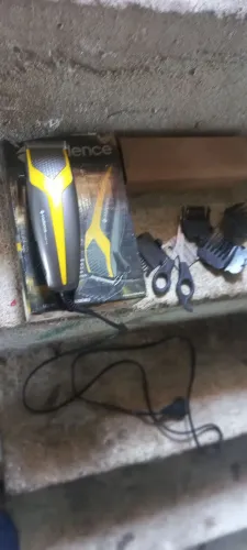 Máquina de cortar e tosar