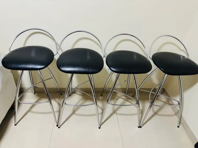VENDO 4 BANQUETAS MARAVILHOSAS EM ÓTIMAS CONDIÇÕES