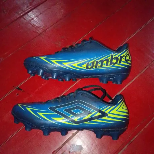 Chuteira de campo umbro