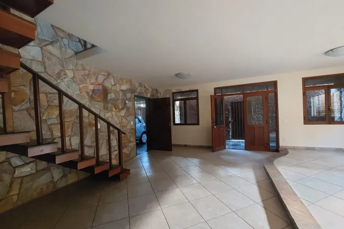 Casa com 3 quartos, suíte, 1 vaga para locação no Bairro Betânia.