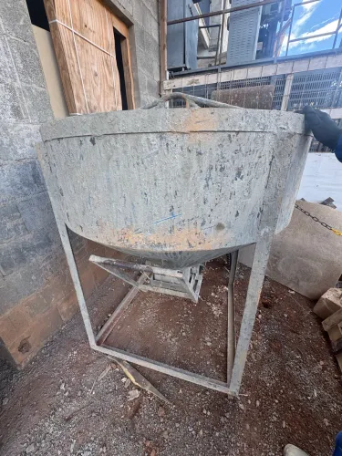 Gaiola de tijolos e balde para concreto 