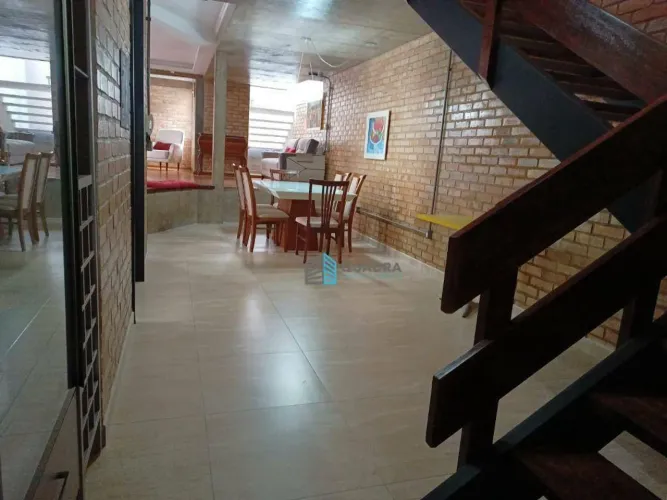 Casa com 4 dormitórios , sendo 02 Suítes, com 221 m² área privativa - Agronômica - Florian