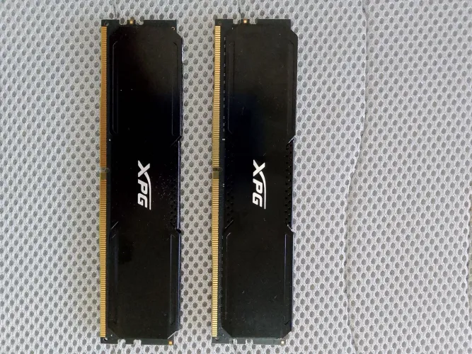 Memória RAM DDR4 16GB (2x8)