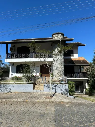 Ampla Residência 3 quartos no Centro de Pomerode com 469,70m² em terreno de 324,19m².