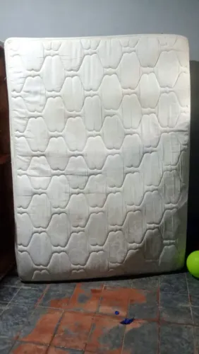 Cama de casal semi nova