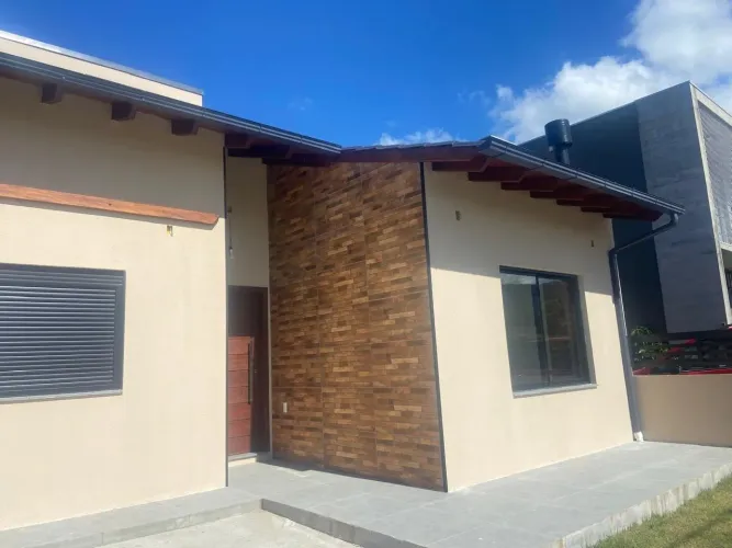 Casa à Venda em Garopaba-SC: 2 Quartos, 2 Suítes, 1 Vaga - Viva o Seu Sonho em Areias de P
