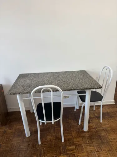 Mesa de Marmore com 2 cadeiras