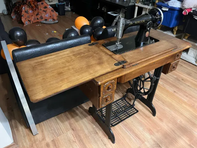 Maquina de Costura Singer com Gabinete