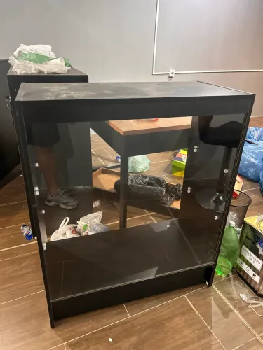 Balcão vitrine com 2 prateleiras de vidro