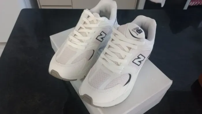 Tênis Estilo New Balance 530 - Branco e Prata - Tam 38 - Novo