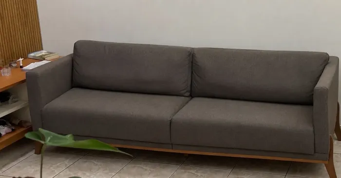 Sofá linho em pés de madeira