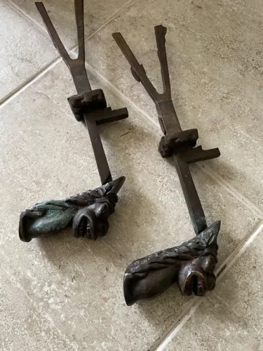 Travas de janelas antigas, carranca