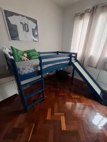 Cama infantil alta com Escorregador, escada e grade de segurança