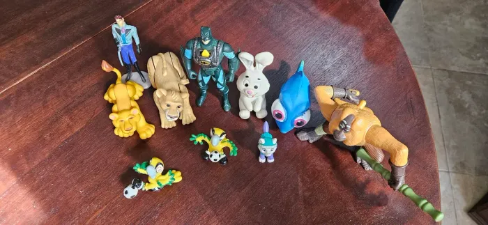 Lote de Miniaturas Nostálgicas - Rei leão, ararajuba das copas 94/98, Dori e outros