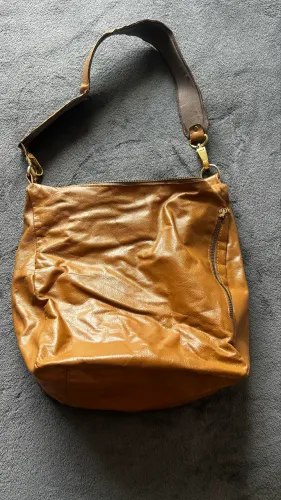 Bolsa em couro cor caramelo 