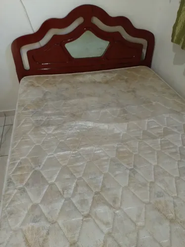 Cama de casal com espelho em madeira maciça