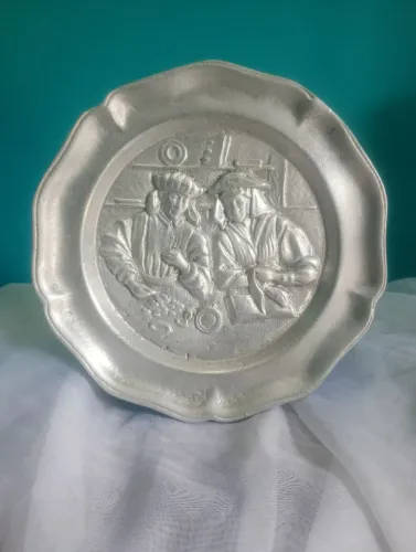 Prato de parede decorativo em alumínio - "O Banqueiro e Sua Esposa"