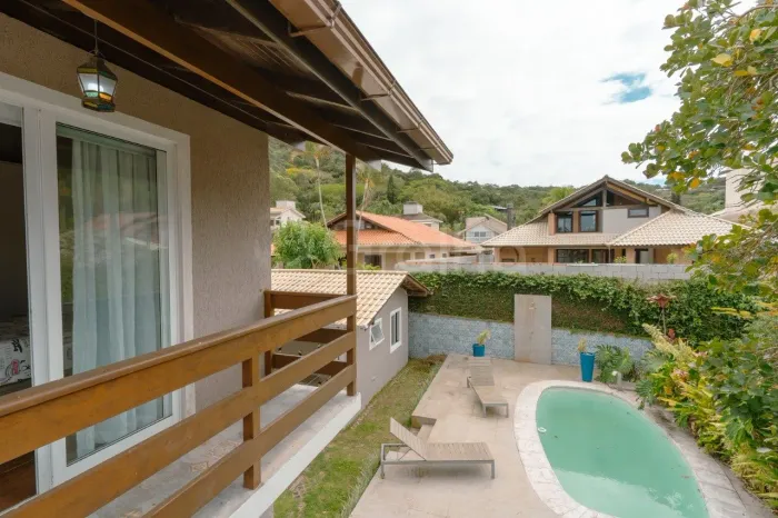 Casa de 328m² com 5 quartos sendo 3 suítes no Sambaqui