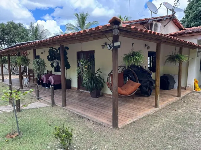 Belíssima chácara com uma linda casa de 3/4, sendo uma com suite e com diversas frutíferas