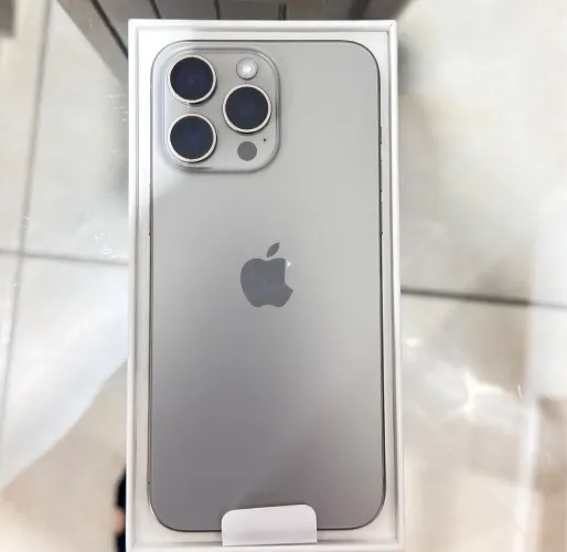 Vendo iPhone 15 Pro Max, usado em perfeito estado.Natural Titanium