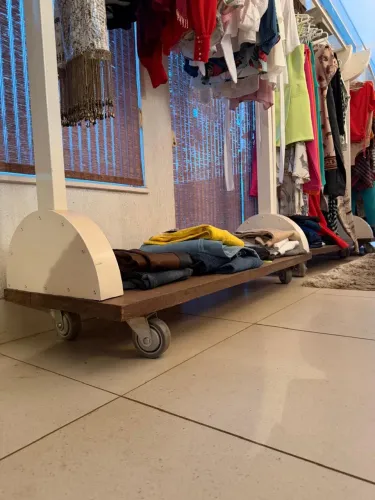 ARARAS DE ROUPA EM MADEIRA, METALON E VIDRO!