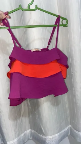 Cropped babados roxo e laranja
