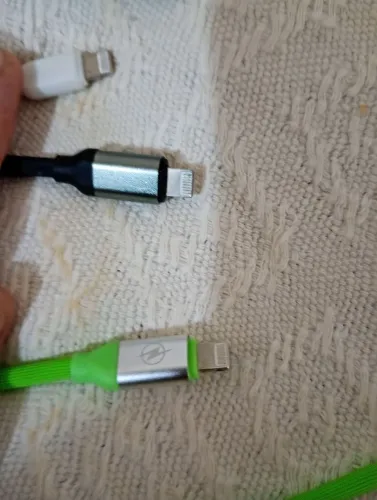 Cabo USB lightning (iPhone) usado 4 peças por 20