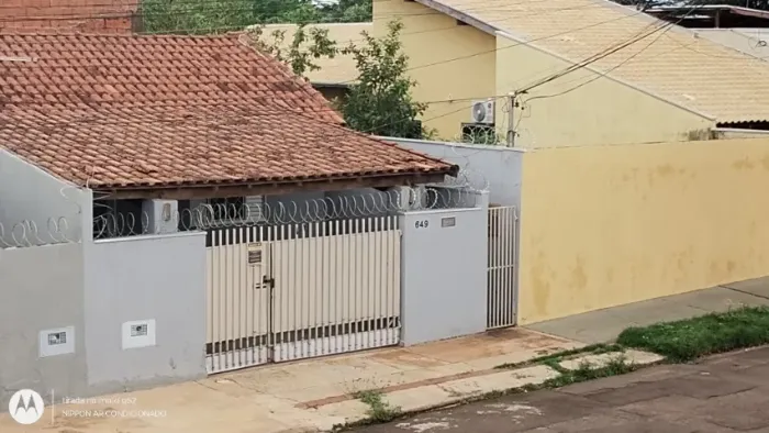 Casa na vila Palmira (Santo Amaro), 2 quartos, garagem, perto do colégio militar.