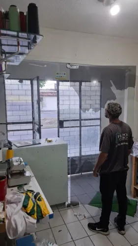 Vendo Porta de Vidro 2 bandas , medidas Fixa 1,23m<br>Porta 1,00m