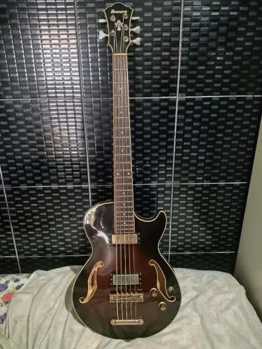 Baixo Semi-acústico Ibanez AGB 205, 5 cordas