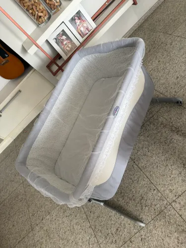 Berço portátil que acopla na cama, da marca Chicco