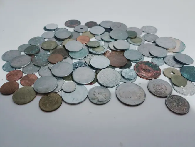 Moedas antigas de países diversos mais 100 unds