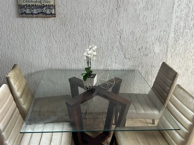 Mesa com 4 cadeiras