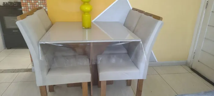 Mesa com 4 cadeiras