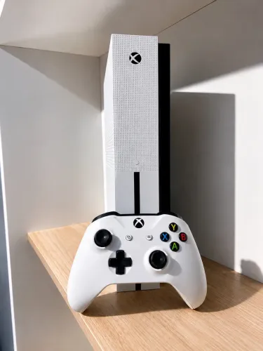 Xbox one s 2 controles + 2 jogos
