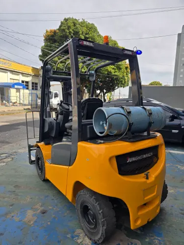 Empilhadeira 2500 kgs - 2008