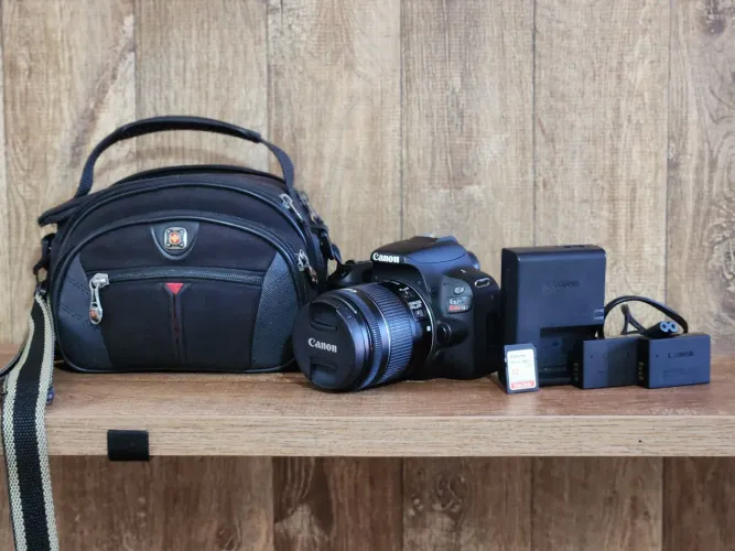 Combo Kit Canon SL2 + Lente 18-55mm + 2 Baterias + Carregador + SD Card SanDisk + Bag acol