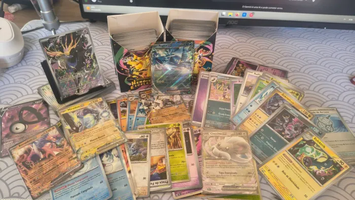 Lote Pokémon TCG: Caos Ascendente e Heróis Excelsos 427 Cartas NM