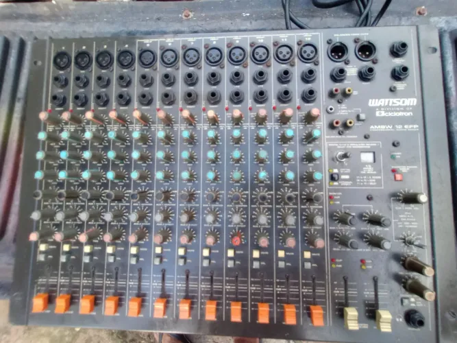 Vende se uma mesa de som de 12 canais da Wattson com defeito.