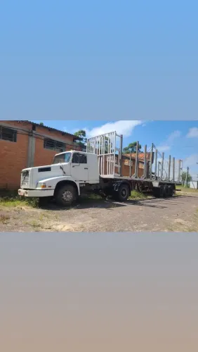 Caminhão volvo com carreta trás torra.