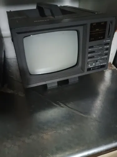 Tv preto e branco 5 polegadas funcionando perfeitamente com av