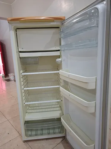 Vende se uma geladeira