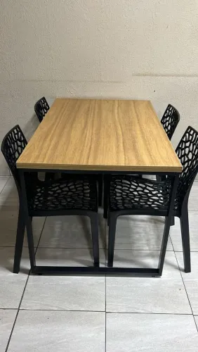 Mesa com cadeiras (industrial)