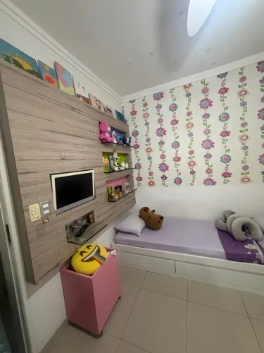 Painel de quarto infantil com prateleiras de vidro 