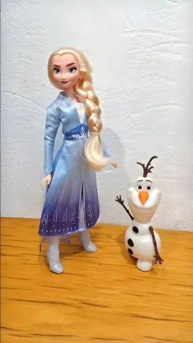 Boneca elsa e olaf