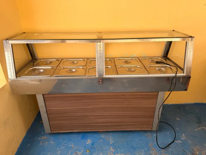 Balcão buffet/self-service térmico em inox, com 10 cubas e estufa/protetor de vidro.