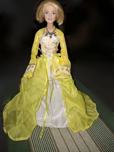 Barbie princesa Oriental amarela