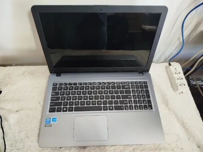 Notebook Asus X540L i3-5020U, 2,20GHZ, tela de 15,6 polegadas com defeito