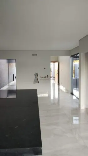 VENDE-SE LINDA CASA COM SUITE