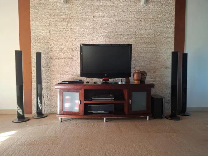  Home Theater com 4 caixas de torre, uma caixa convencional e um subwoofer;